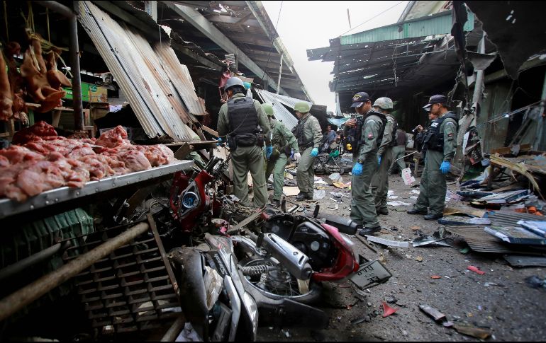 Se cree que el artefacto fue colocado al lado de un puesto de venta de carne de cerdo y activado mediante la alarma de un reloj. EFE/N. Chinnawornkomol