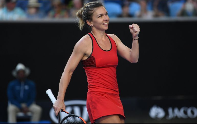 La tenista rumana Simona Halep celebra su victoria sobre la japonesa Naomi Osaka, en el Abierto de Australia. EFE/L. Coch