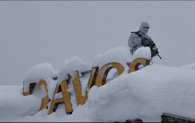 Un policía suizo vigila en el techo de un hotel cercano al centro de congresos que alberga el Foro Económico Mundial en Davos, Suiza. AP/M. Schreiber