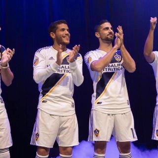Hermanos Dos Santos lucen la nueva piel del LA Galaxy