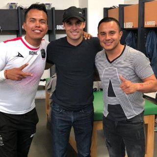 Luis Montes recibe con polémica fotografía a Landon Donovan en León