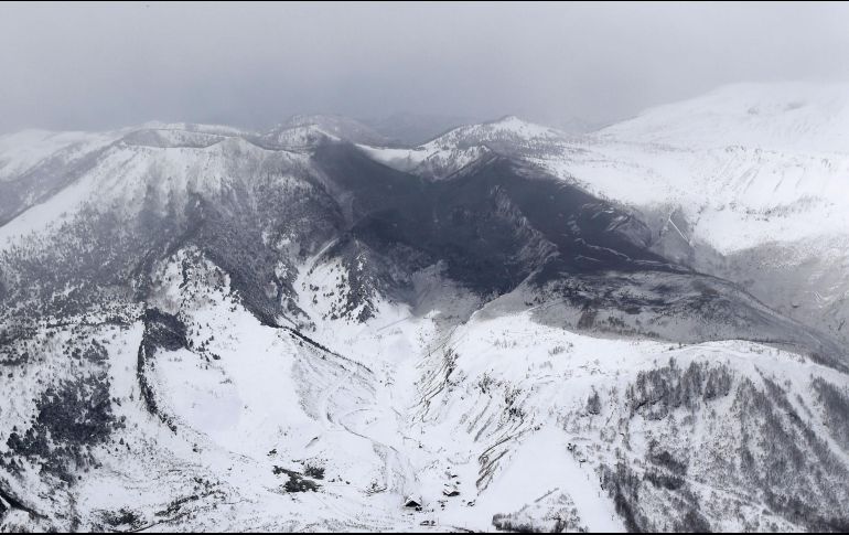 Las autoridades del país asiático tratan de esclarecer si la explosión en el volcán pudo desencadenar la avalancha. AP / S. Takekuma