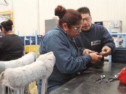María Rafaela Becerra deja a un lado sus muletas para poder desempeñar su trabajo en la fábrica Urrea. Ella es una de las beneficiarias del Programa de Inclusión Laboral del DIF. EL INFORMADOR/G. Gallo