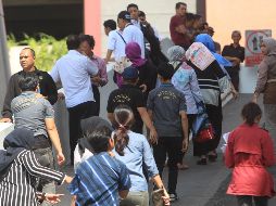 Varios residentes salen de un edificio, en Yakarta, tras sentir el sismo. EFE/B. Indahono