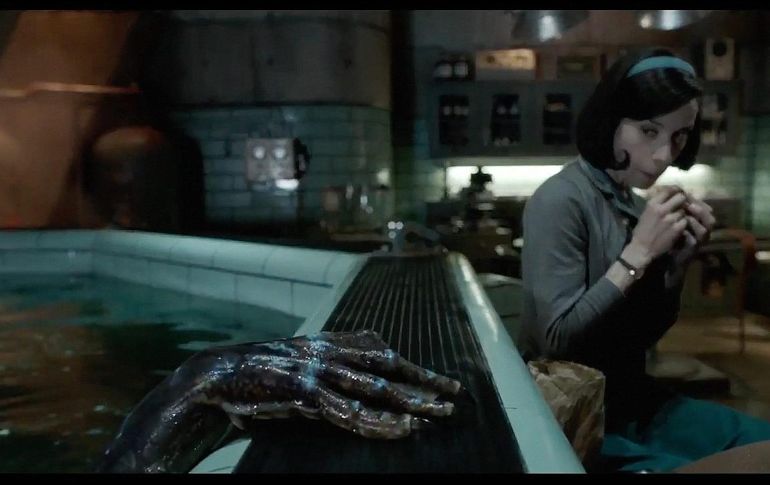 La cinta cuenta una historia de amor entre una limpiadora muda y una criatura anfibia guardada en un tanque de agua en una instalación militar de Estados Unidos en plena Guerra Fría. ESPECIAL