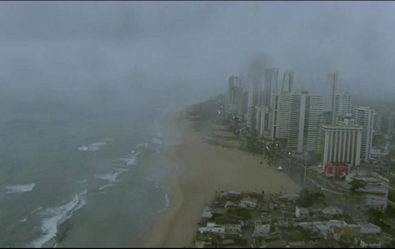 El helicóptero cayó al mar después de que sus ocupantes hubieran grabado unas imágenes de las playas de Recife para el noticiero local de la emisora. TWITTER