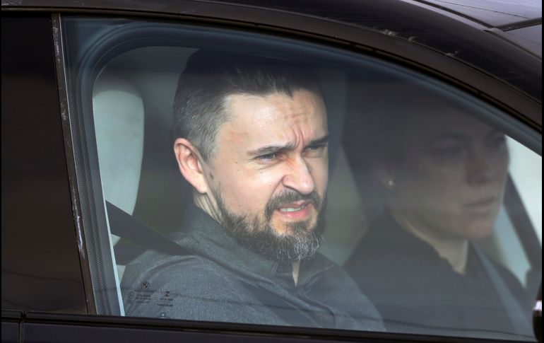 Mike Hogan, miembro de The Cranberries, y su esposa durante su arribo al funeral de la artista. AP/N. Carson
