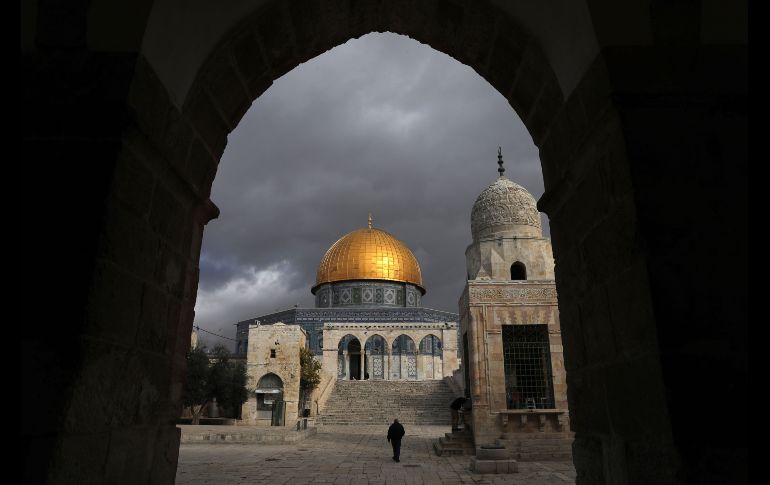 Palestinos caminan afuera de la Cúpula de la Roca, en la Ciudad Vieja de Jerusalén. AFP/A. Gharabli
