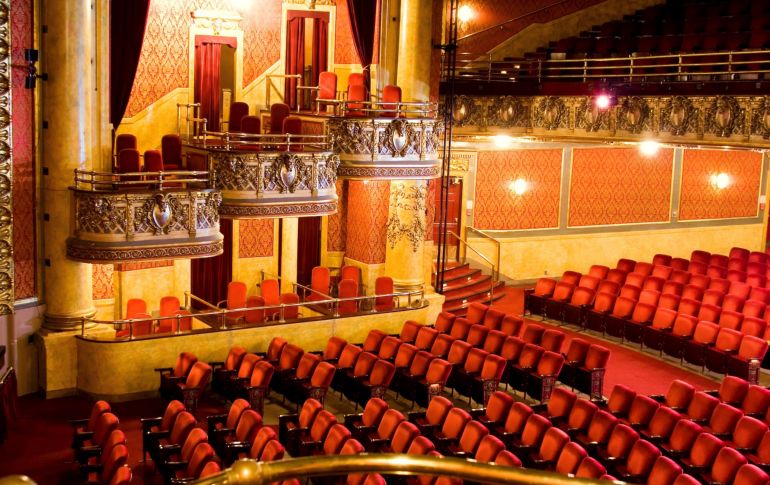 En el histórico teatro Elgin en Toronto, Canadá, aparece en 