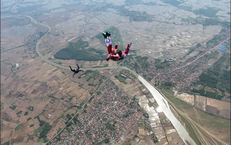En Irán no existe ninguna instalación civil para hacer paracaidismo, así que hay que esperar las invitaciones del ejército. AFP/Bahareh Sassani
