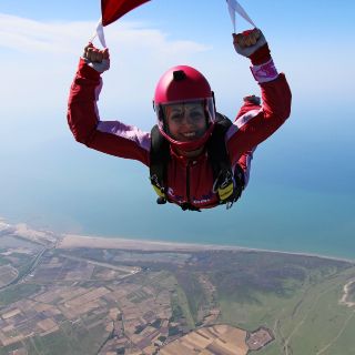 Una paracaidista se lanza contra estereotipos en Irán