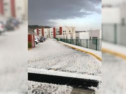 Aspecto de la caída de granizo. TWITTER / @conagua_clima