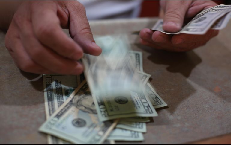 El peso cerró ayer en 19 unidades por dólar. EL INFORMADOR/Archivo