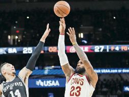 Histórico. Con este tiro, James alcanzó la cifra de 30 mil puntos en su carrera. AP/E. Gay