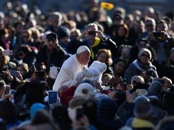 El Papa Francisco besa a un bebé durante la audiencia general del miércoles en la Plaza de San Pedro en el Vaticano. EFE/A. di Meo