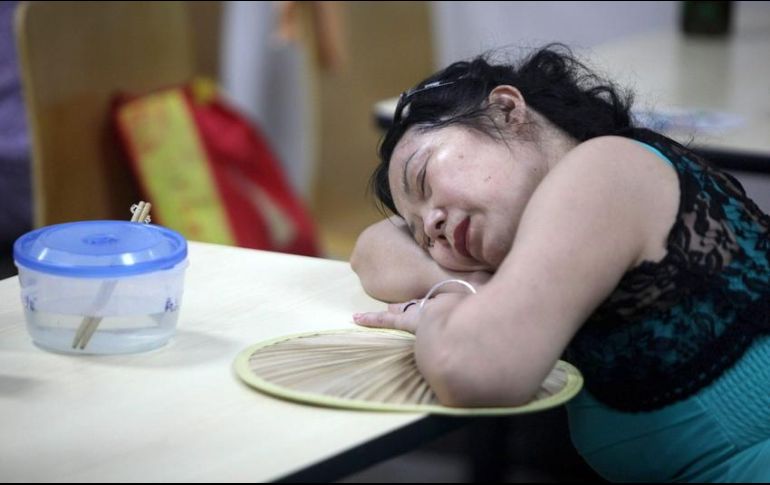 Las recomendaciones para las personas con problemas para conciliar el sueño son: evitar ingerir alcohol en la noche y el consumo de la cafeína por lo menos ocho horas antes de acostarse. EFE / ARCHIVO