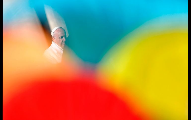 El Papa Francisco se ve entre bufandas que fieles ondean al final de la audiencia general en la plaza de San Pedro del Vaticano. AFP/A. Solaro