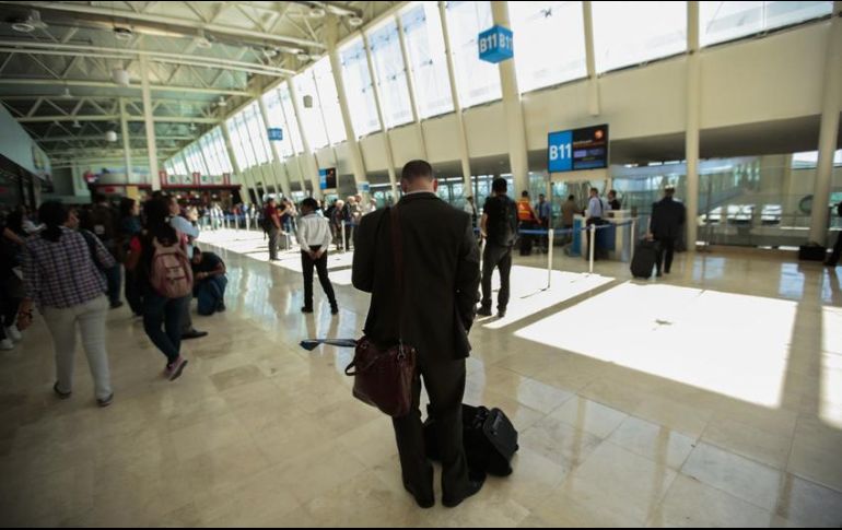 Autoridades aseguran una caja con dos bolsas en las que hay 20 jeringas conteniendo morfina. EL INFORMADOR / ARCHIVO