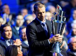 El presidente de la UEFA, Aleksander Ceferin, muestra el nuevo trofeo por el que pelearán las selecciones europeas. EFE/J.C. Bott