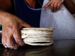 En los primeros días de enero de este año, la Profeco realizó 58 clausuras en lugares de todo el país donde vendían tortilla a precios altísimos. EL INFORMADOR / ARCHIVO