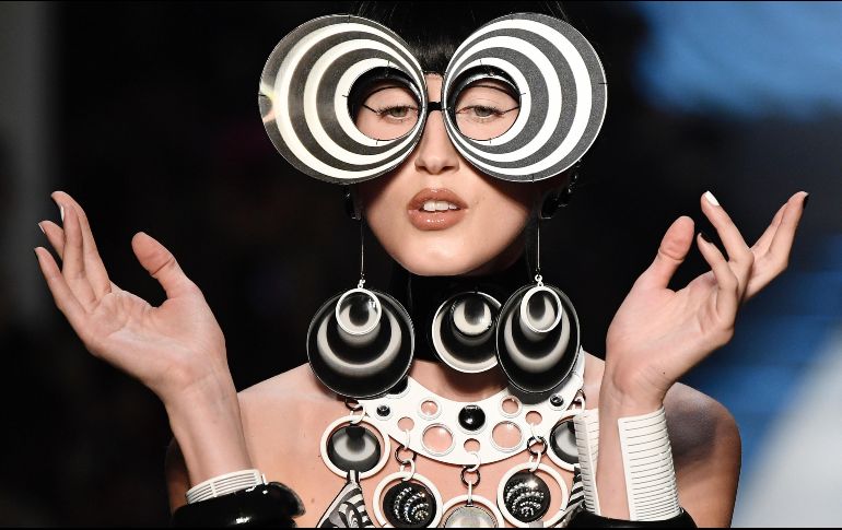 La modelo Anna Cleveland desfila en la presentación de la colección primavera/verano de alta costura de Jean-Paul Gaultier, realizada en París. AFP/B. Gauy