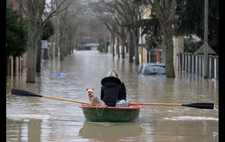 En el suburbio de Villeneuve-Saint-Georges, cruzado por el Sena y por su afluente Yerres, la alcaldesa Sylvie Altman dijo que se desplegarían soldados para ayudar a evacuar a residentes.