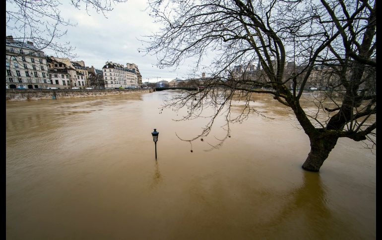 Las calles a lo largo del Sena estaban cerradas el miércoles, al igual que varias estaciones de trenes junto a las márgenes del río.