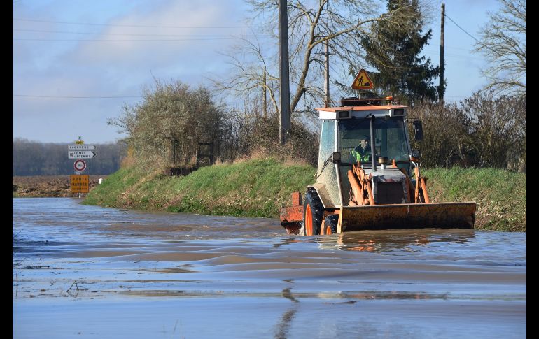 Un tractor circula por una calle en Tonneins. Meteo France, la agencia nacional de meteorología, dijo que 23 departamentos seguían en alerta naranja, el segundo nivel más alto, y llamaron a la población a limitar sus movimientos. AFP/M. Fedouach