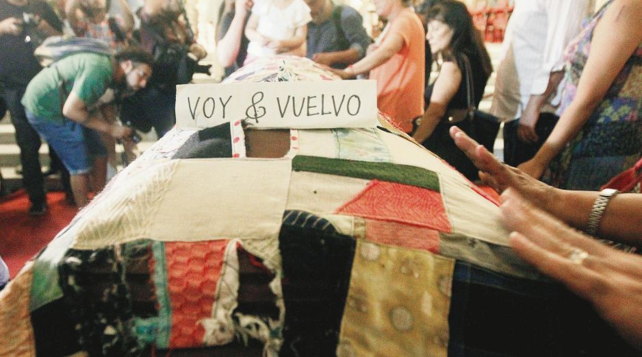 Último adiós. El ataúd de Nicanor Parra previo a su última morada. EFE