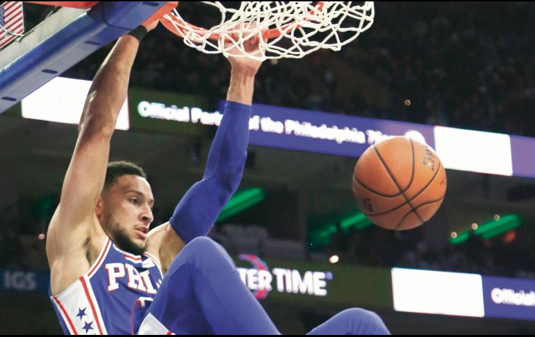 Ben Simmons clava el balón para sumar dos de los 19 puntos que consiguió ayer en su cuenta personal, para comandar la ofensiva de los 76ers de Filadelfia. AP