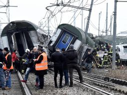 Dentro de los vagones siniestrados se encuentran aún varias personas que están siendo socorridas por los equipos de emergencia. AP/F. Loscalzo