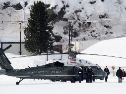 El presidente de EU, Donald Trump (c), se baja del helicóptero Marine One, tras aterrizar en la localidad de Davos. EFE/G. Ehrenzeller