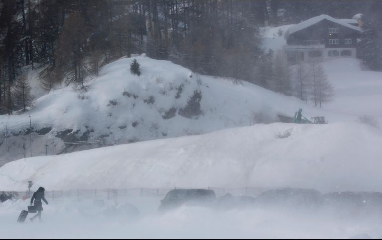 Una periodista camina tras llegar a la zona de aterrizaje para asistentes al Foro Económico Mundial en Davos, Suiza. AP/E. Vucci