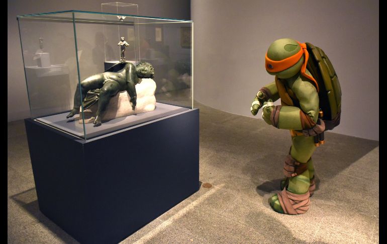 Una persona en disfraz de la Tortuga Ninja Miguel Ángel visita una exposición sobre Miguel Ángel Buonarroti en el Museo de Arte Metropolitano de Nueva York. El personaje recibe su nombre del artista italiano. AFP/T. A. Clary