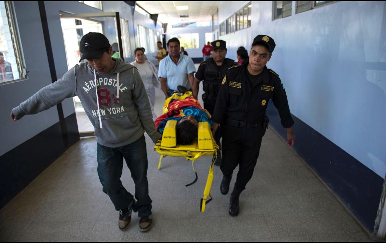 Varios testigos relataron que la sobrecarga y las condiciones climáticas fueron las causas de este accidente. AP/ ARCHIVO