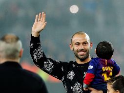 Jugadores y técnicos del primer equipo blaugrana le hicieron un pasillo al jugador desde el área técnica hasta  el terreno de juego. EFE/A. García