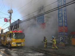 Los bomberos tardaron unos 40 minutos en apagar el fuego. AFP / YONHAP