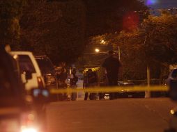 Oficiales de la Policía de Tijuana encontraron el cuerpo de la conductora con un disparo en la cabeza; acordonaron la zona para evitar el tráfico local. EL INFORMADOR / ARCHIVO