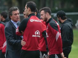 Rubén Omar Romano dialoga con Rafael Márquez durante su presentación a los jugadores. EL INFORMADOR/F. Atilano