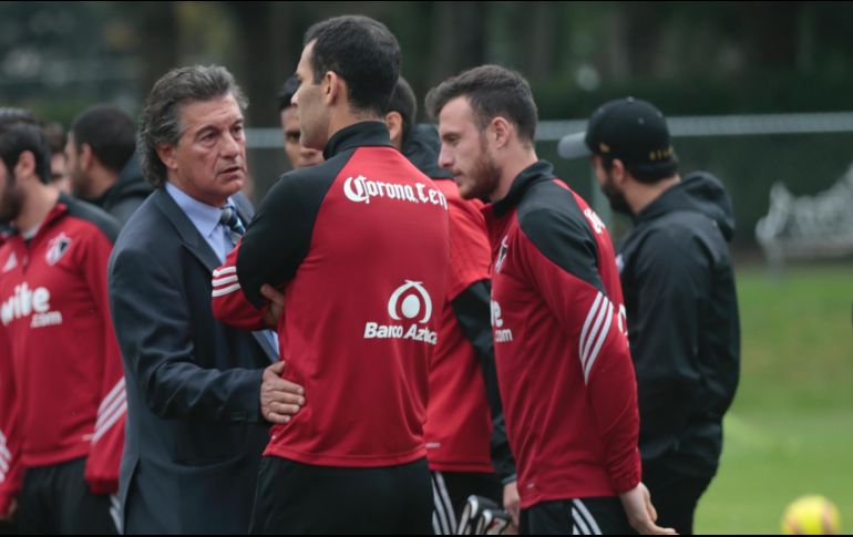 Rubén Omar Romano dialoga con Rafael Márquez durante su presentación a los jugadores. EL INFORMADOR/F. Atilano