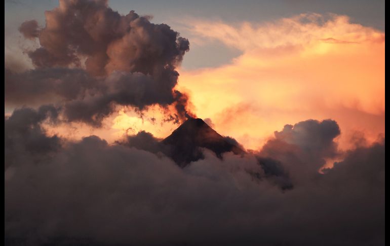 El volcán Mayon visto desde Ciudad Legazpi, Filipinas. Más de 77 mil personas han sido evacuadas en los alredores ante la amenaza de erupciones más fuertes. AFP/T. Aljibe