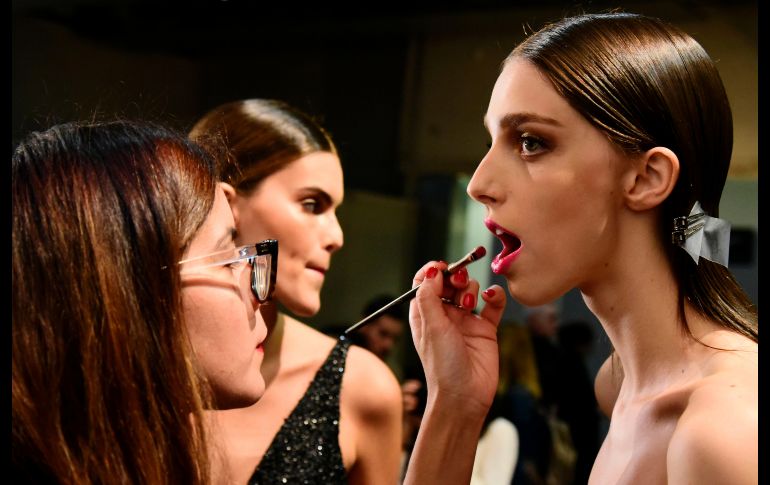 Una modelo es maquillada previo al desfile de  Hannibal Laguna, en el marco de la Semana de la Moda en Madrid, España. AFP/J. Soriano