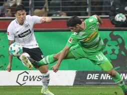 Salcedo (I) recibió una tarjeta amarilla al minuto 70 de juego. AFP/D. Roland