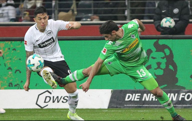Salcedo (I) recibió una tarjeta amarilla al minuto 70 de juego. AFP/D. Roland