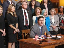  La promulgación de la ley se da un día después de que la legislatura estatal, convocada en sesión especial, la aprobara por unanimidad en ambas cámaras. EFE/ B. Christie