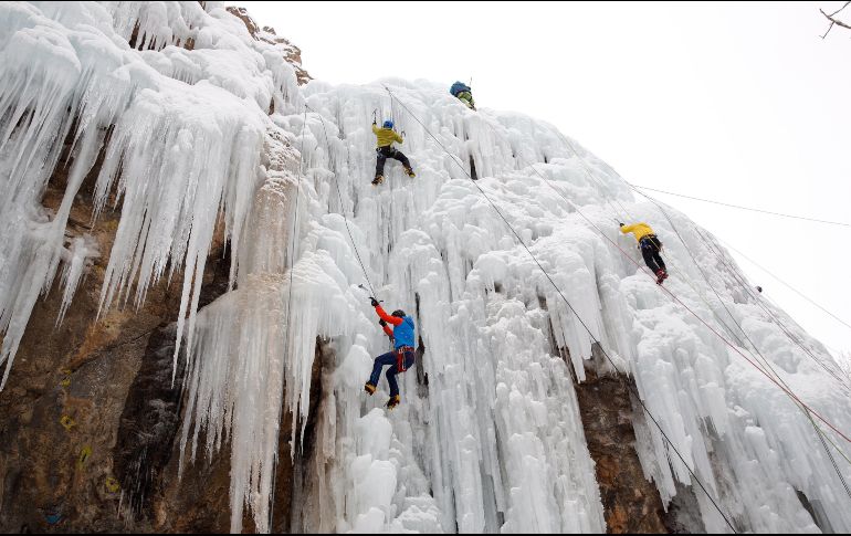 Iraníes practican escalada en hielo en el club Meygun, al noreste de Teherán. EFE/ A. Taherkenareh