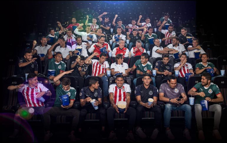En la foto de este Clausura 2018 se observa a jugadores, cuero técnico y directiva mucho más relajados que en anteriores ocasiones. ESPECIAL / Chivas