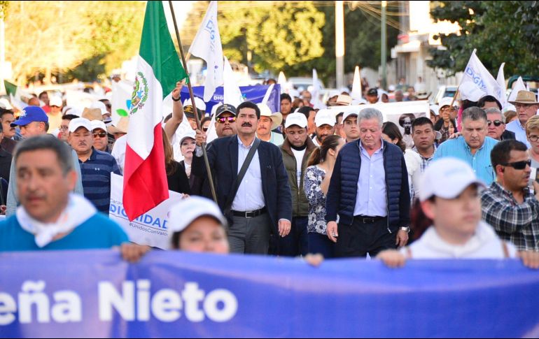 El mandatario de Chihuahua cargó durante toda la caminata una bandera de México y estuvo acompañado por el alcalde de Torreón, Jorge Zermeño. NTX / ESPECIAL