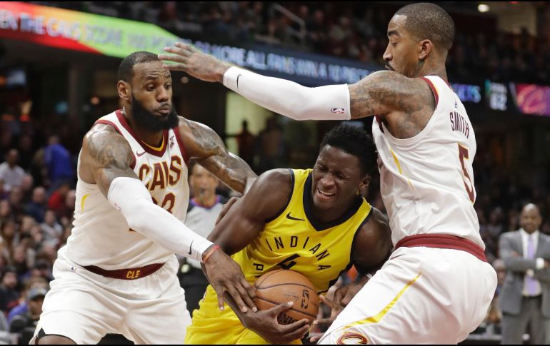 James (izquierda) tuvo una noche de 26 puntos, 11 asistencias y 10 rebotes frente a los Pacers. AP/T. Dejak