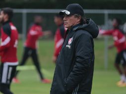 El técnico del Atlas observa a los jugadores rojinegros para detectar virtudes y fallas. EL INFORMADOR/F. Atilano